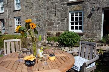 Al fresco dining on your front lawn.