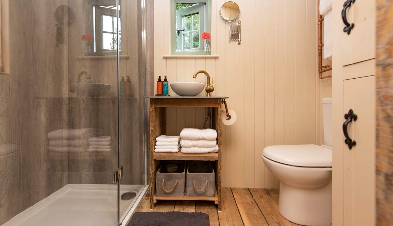 The internal ensuite shower room has everything you need to freshen up. 