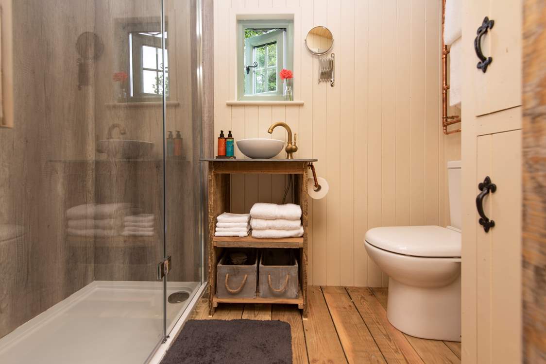 The internal ensuite shower room has everything you need to freshen up.