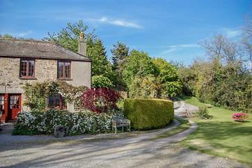 The long sweeping drive delivers you to the centre of this little piece of heaven at Ullacombe Cottage. What a fabulously peaceful and tranquil spot.