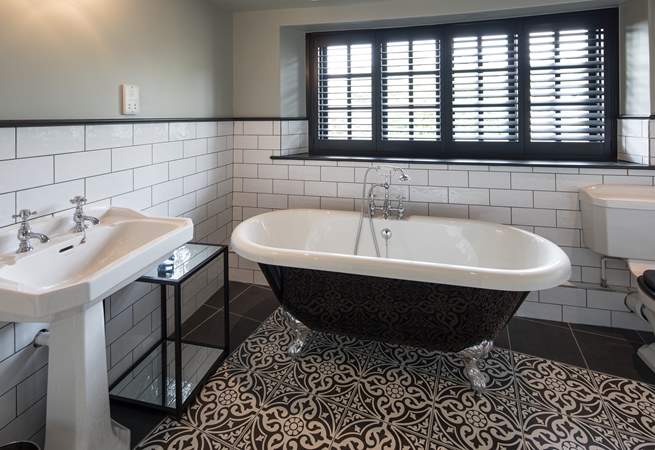The en suite to the master bedroom comprises of a superb roll-top bath and luxury shower cubicle.