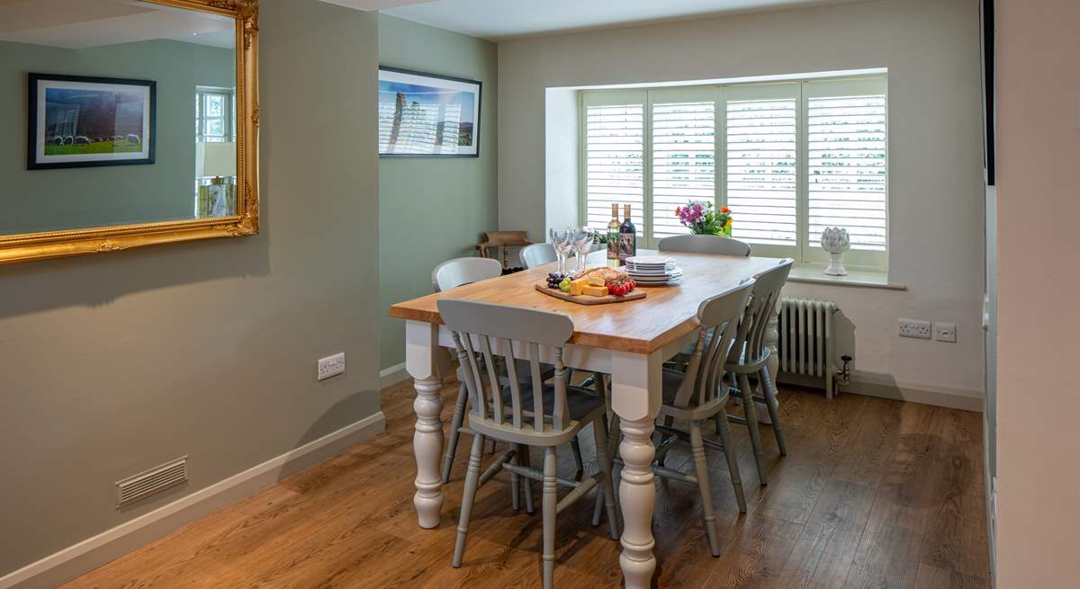 Gathering around this beautiful dining-table is the perfect way to enjoy any meal.
