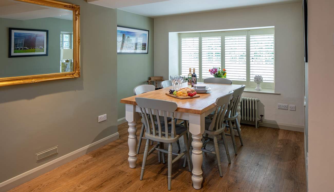 Gathering around this beautiful dining-table is the perfect way to enjoy any meal.
