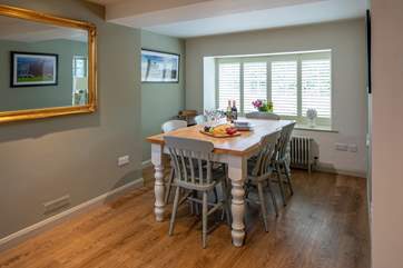Gathering around this beautiful dining-table is the perfect way to enjoy any meal.