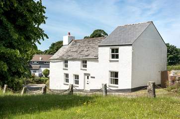 Delightful Kear Cottage sits opposite the village green in the peaceful hamlet of Michaelstow.