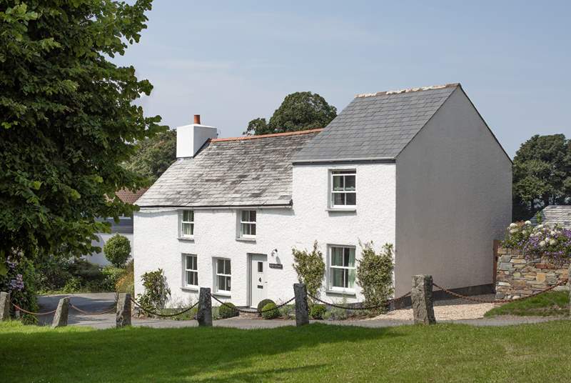Delightful Kear Cottage sits opposite the village green in the peaceful hamlet of Michaelstow.