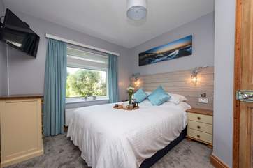 Sleep tight in this lovely king-size bed.
