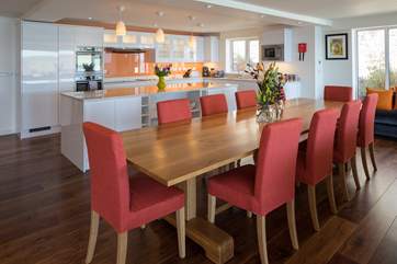 Eating and drinking together at this fabulous dining table is a pleasure.