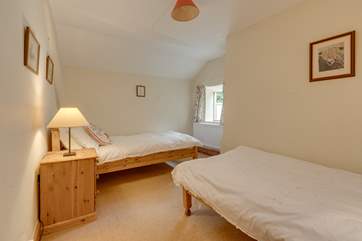 Another view of the second twin bedroom so that you can see the layout clearly.