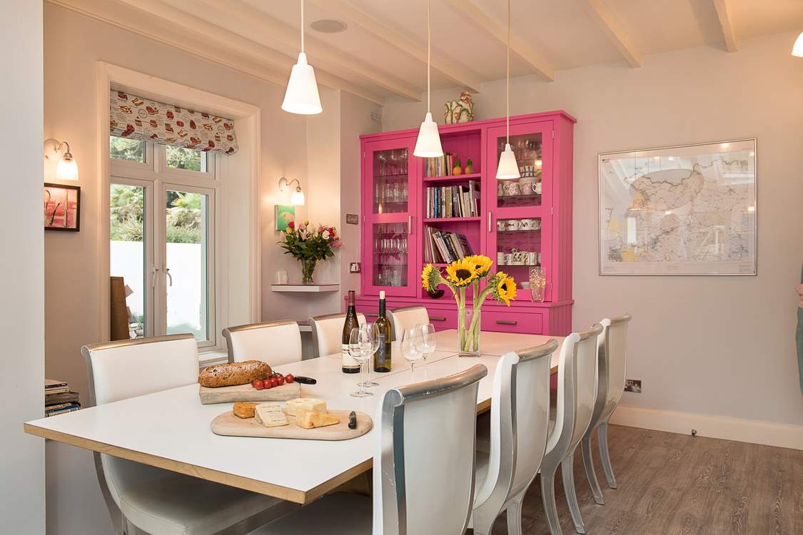The dining-table can extend so you can all dine together.