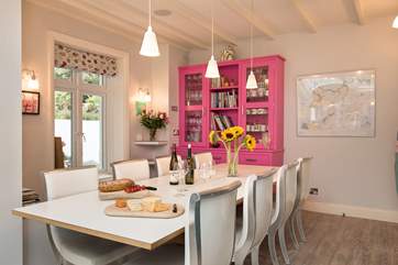 The dining-table can extend so you can all dine together.