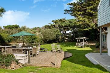 You are sure to serve up meals on the decking.
