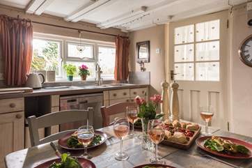 The cosy kitchen is very well-equipped.