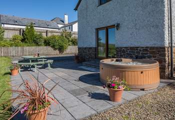 Step out of the sitting-room onto your patio and slip into the hot tub - perfect!