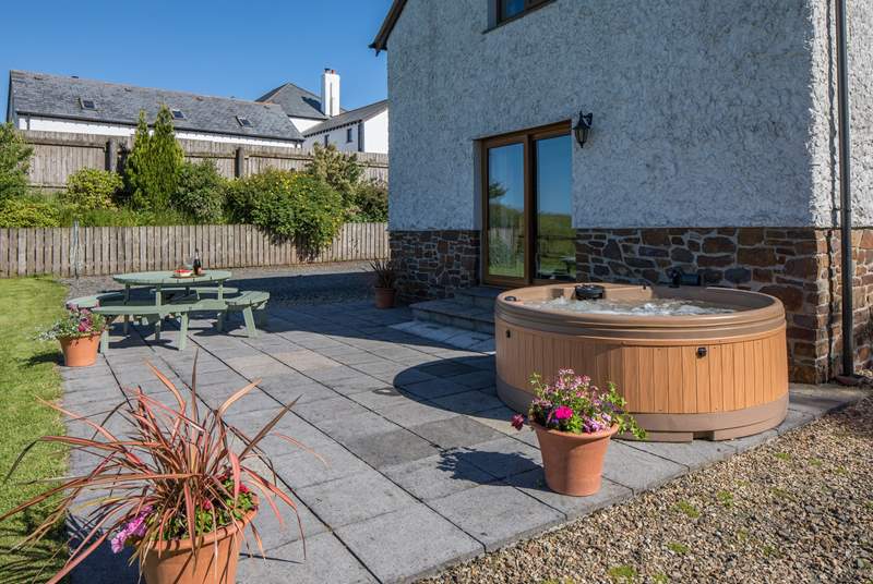 Step out of the sitting-room onto your patio and slip into the hot tub - perfect!