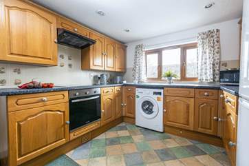 The well-equipped kitchen makes whipping up the evening meal a doddle.