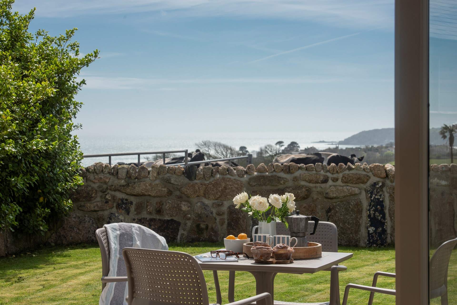 Welcome to Parlour Sky with an enclosed garden which has lovely views across countryside to Mount's Bay.