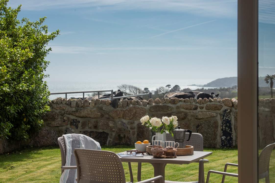 Welcome to Parlour Sky with an enclosed garden which has lovely views across countryside to Mount's Bay.