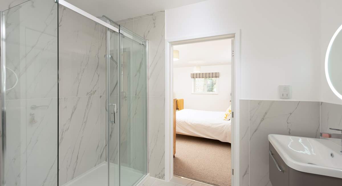 The beautiful en suite in bedroom 1 has stunning marble tiling.