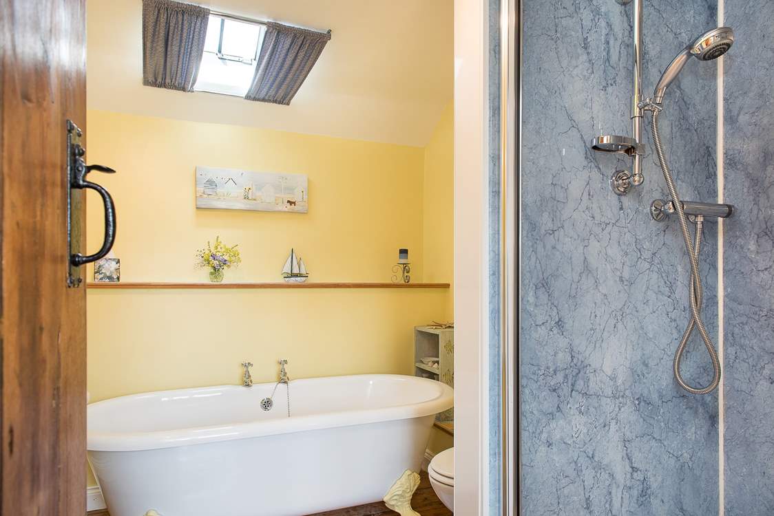 ... and there is also a separate shower cubicle.