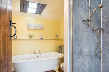 ... and there is also a separate shower cubicle.