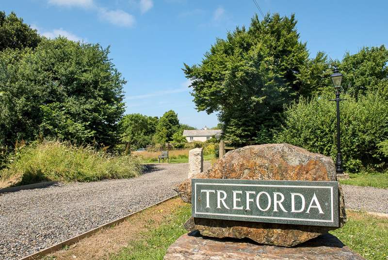 Treforda Cottage enjoys this lovely setting on the owners working farm with Meadow Barn