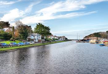 In the nearby town of Bude you can browse the shops, dip your toes in the sea, enjoy a round of golf or stroll along the canal.