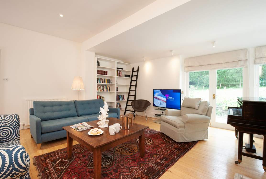 Plenty of space and comfortable seating in the sitting-room.