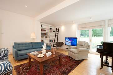 Plenty of space and comfortable seating in the sitting-room.