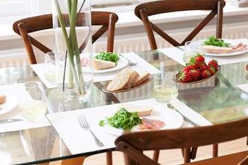 You can enjoy mealtimes while watching the children playing in the garden.
