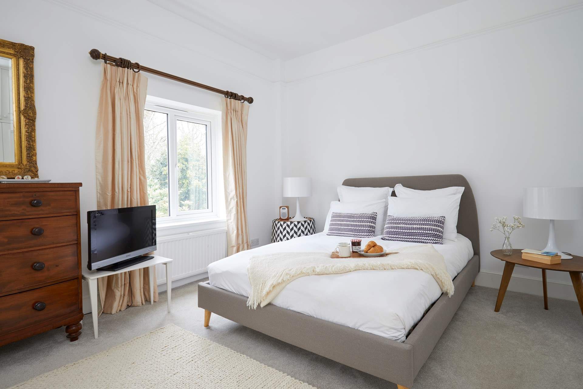 Bedroom 1 with king size bed overlooks the stunning garden.