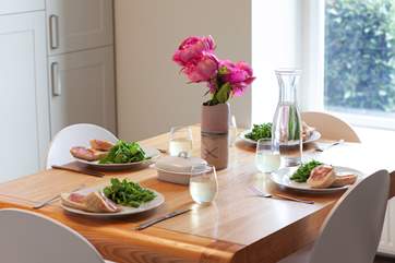 Enjoy mealtimes in style while enjoying the sea view.