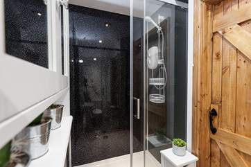 The fabulous shower-room located on the first floor.