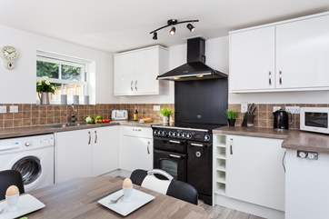 If you enjoy cooking, you'll love this fully fitted kitchen-area.