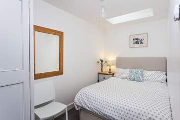 Bedroom 2 has a single bed (4').
