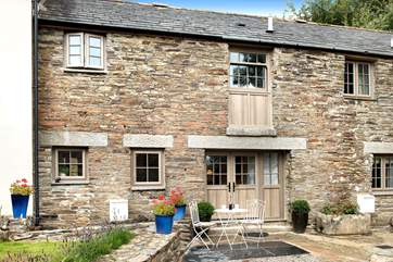 Pinnock Cottage is located between the owners' home and Winwalloe Cottage.