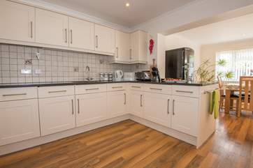 You will find everything you need in this modern kitchen