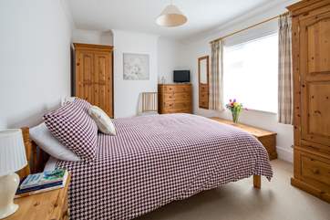 Bedroom 2 has a super-comfy king-size bed (5').