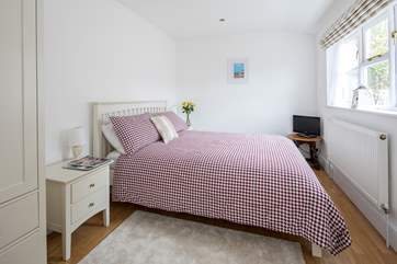 The ground floor bedroom has a super-comfy king-size bed (5').