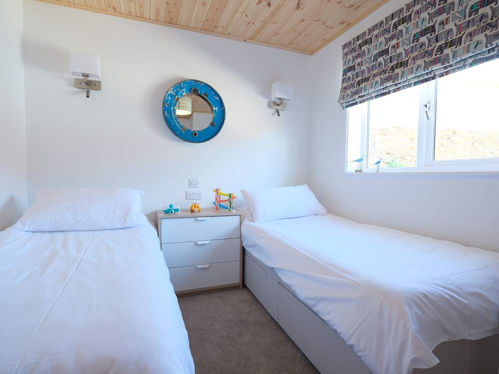 Bedroom 3 with twin beds.