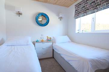 Bedroom 3 with twin beds.