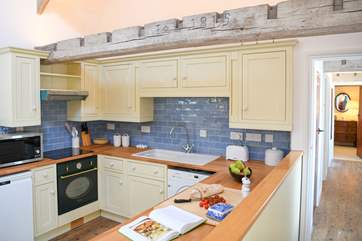 You will find all you need in this well-equipped kitchen.