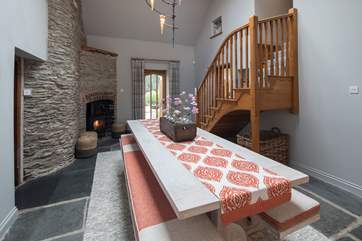 Fancy banqueting like royalty? In this magnificent dining-room you can't help feeling rather regal. The room links the house beautifully, also offering easy and direct access to the patio-area.
