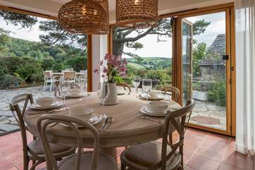 Now that's what I call dining with a view! Such a fabulous spot, even on a drizzly day.