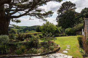What a fabulous lawn. Perfect for the younger members of the party to let off some steam.