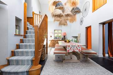 Fancy banqueting like royalty? In this magnificent dining-room you can't help feeling rather regal. The room links the house beautifully, also offering easy and direct access to the patio-area.