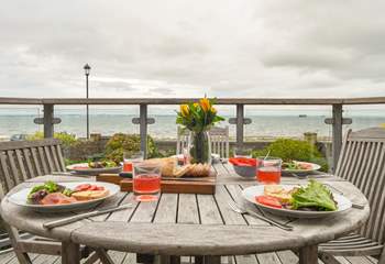 The spacious balcony has a barbecue for those wonderful summer evenings.