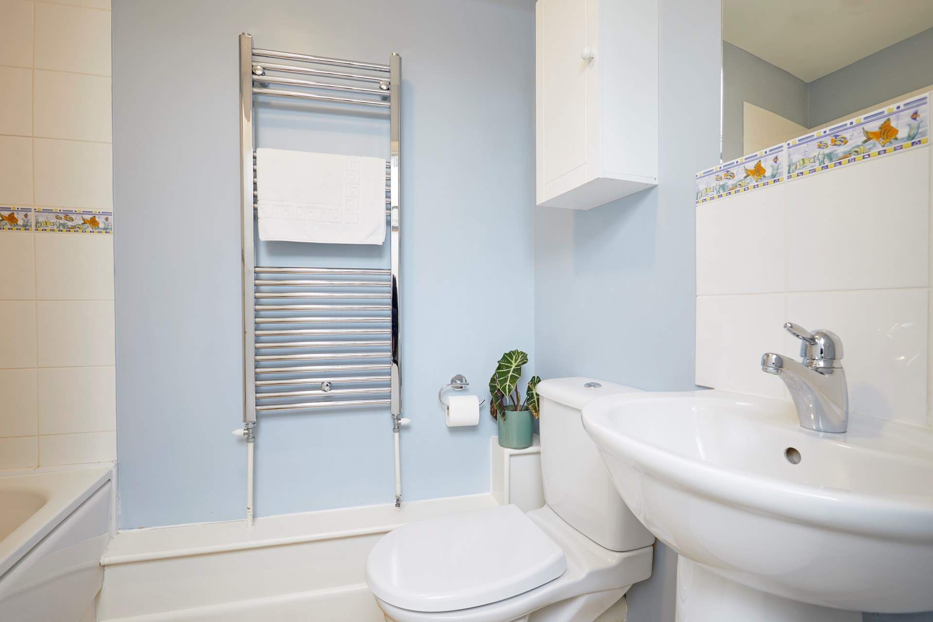 Rinse those salty toes in the en suite bathroom. 