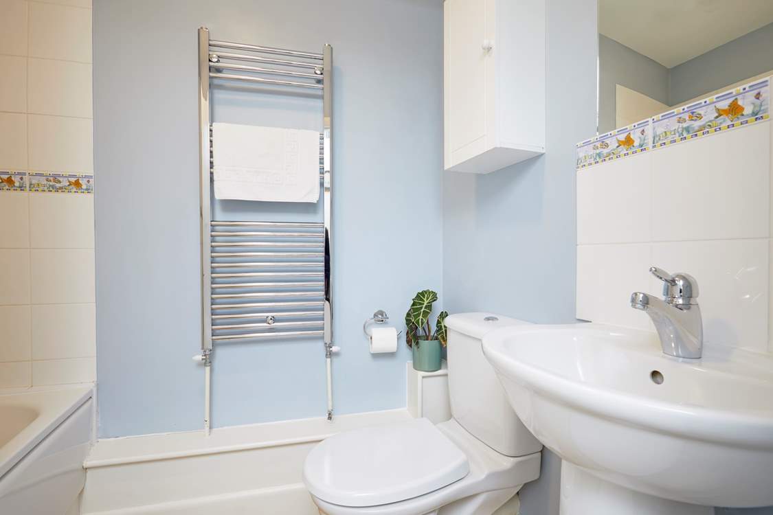 Rinse those salty toes in the en suite bathroom.