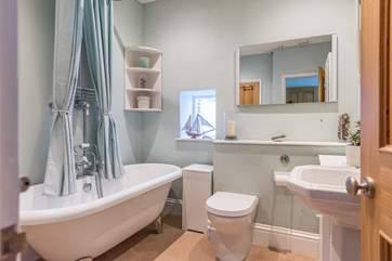 The family bathroom/en suite bathroom for bedroom 3.
